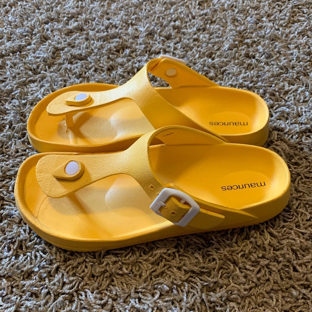 Maurice’s sandals size 9. Barely worn.